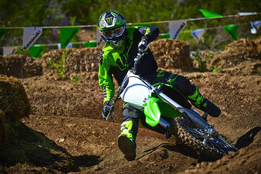 La Kawasaki KX450F ha il manubrio regolabile su quattro posizioni